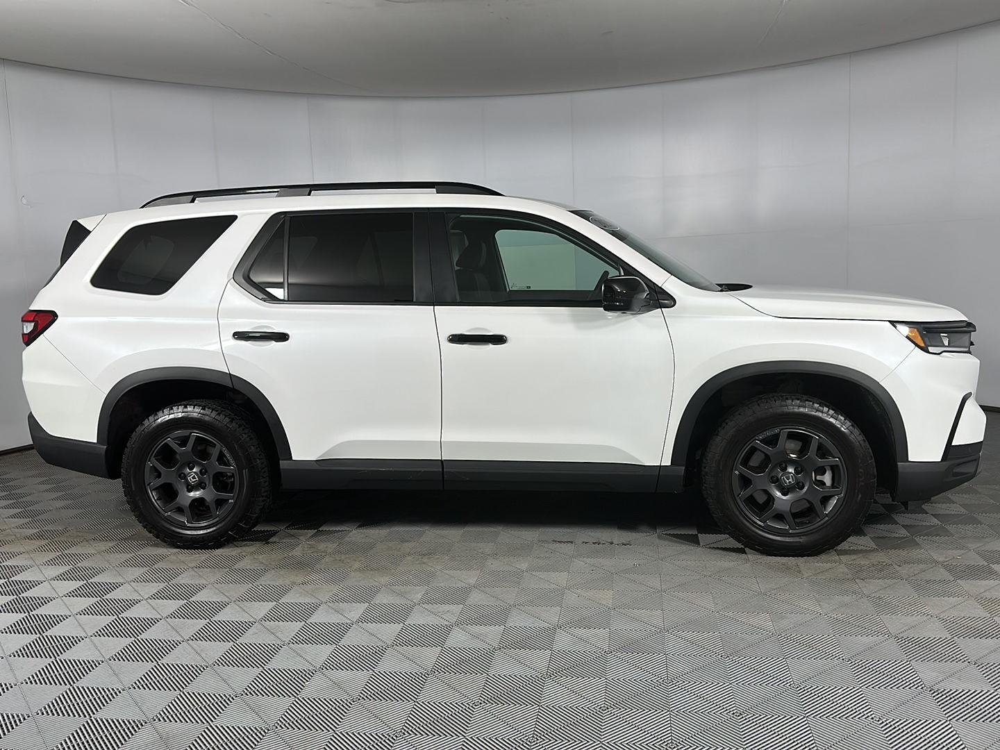 Used 2025 Platinum White Pearl Honda TrailSport image 31
