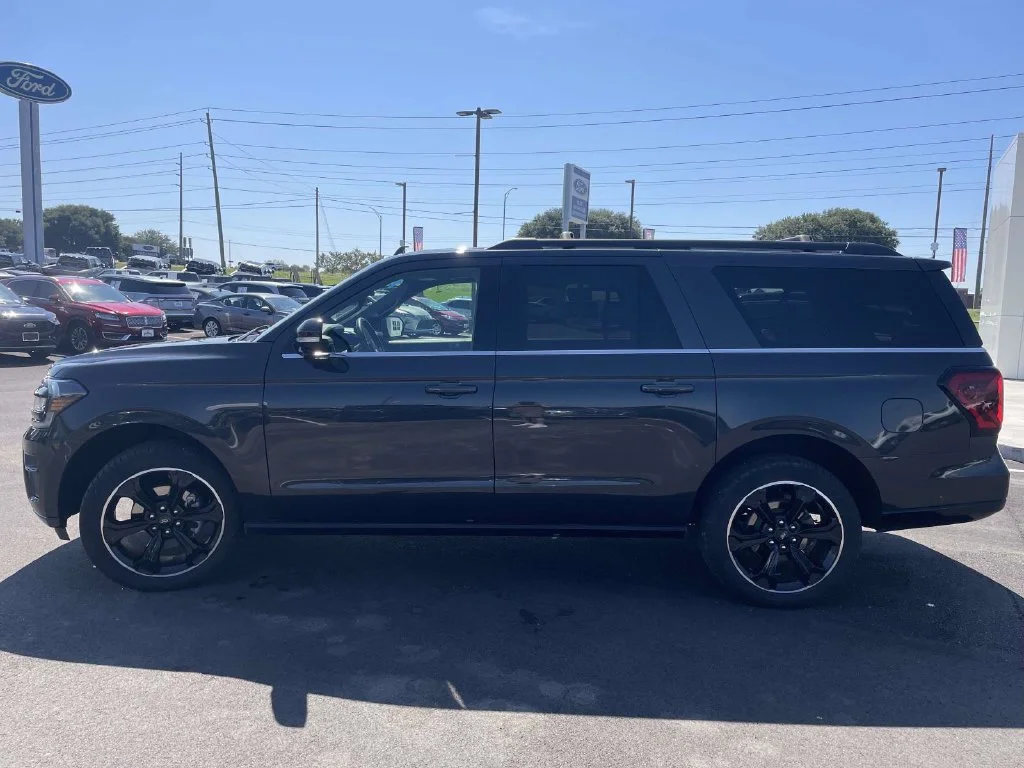 Used 2023  Ford Limited image 6