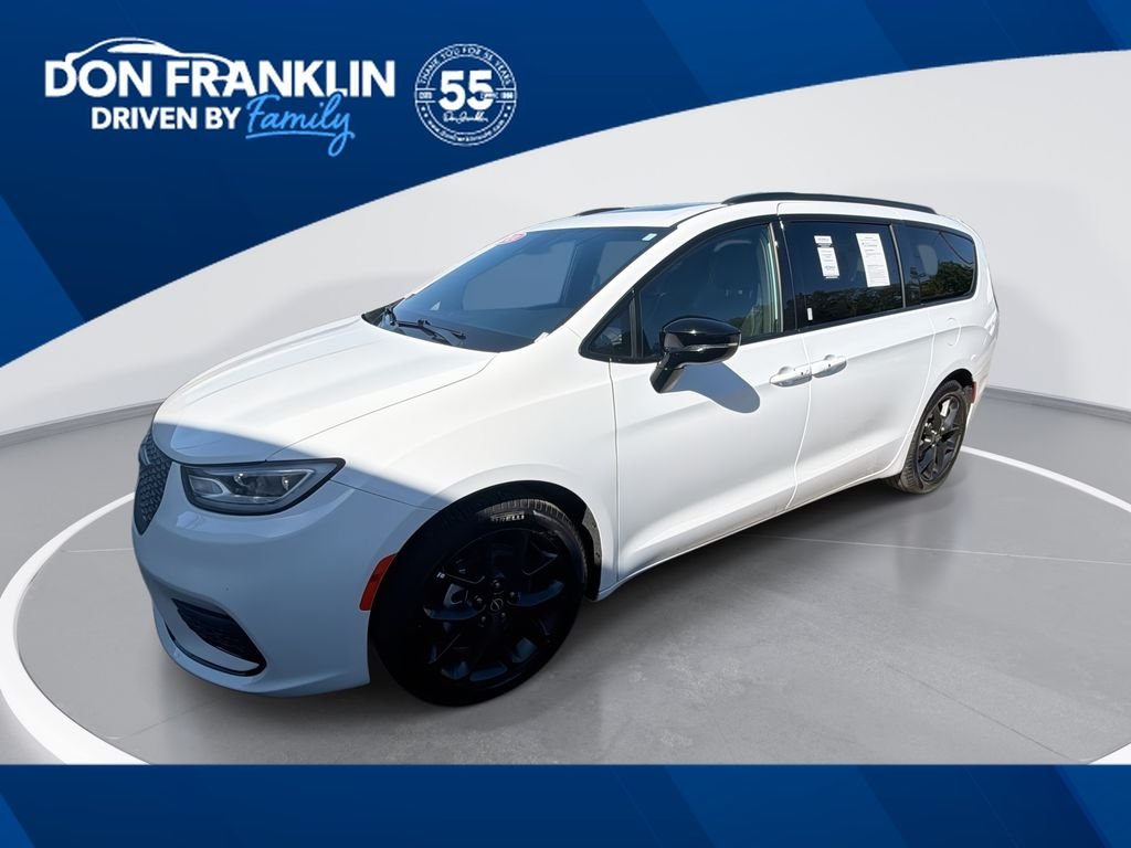 2025 Chrysler Pacifica Limited's photo