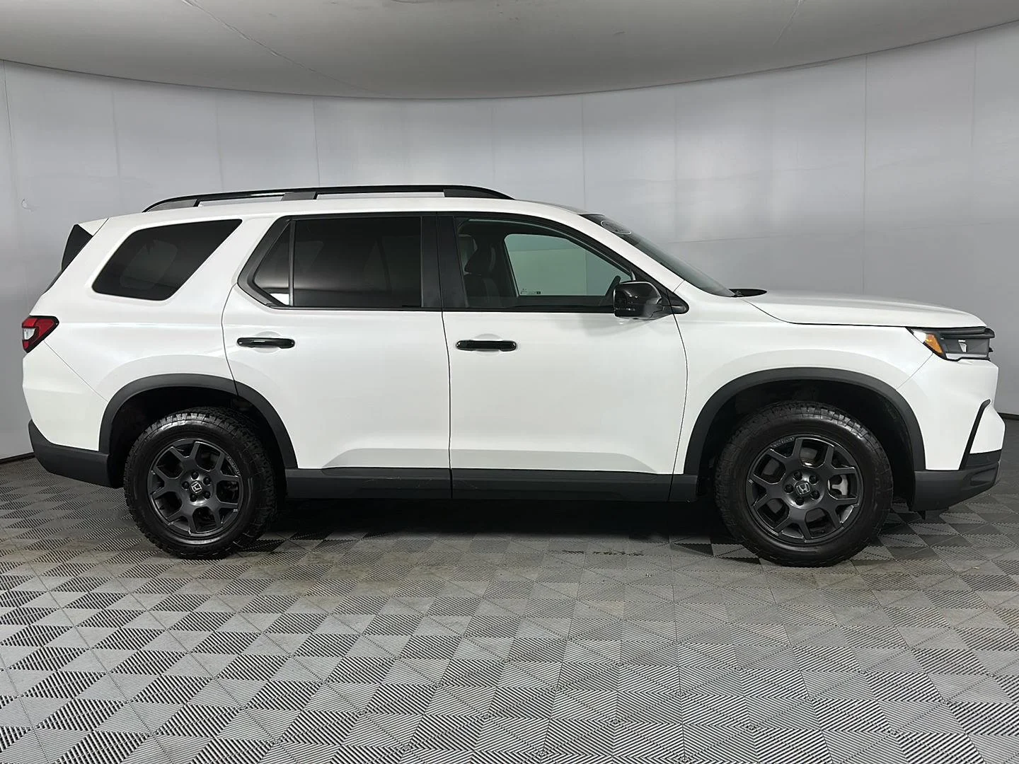 Used 2025 Platinum White Pearl Honda TrailSport image 31