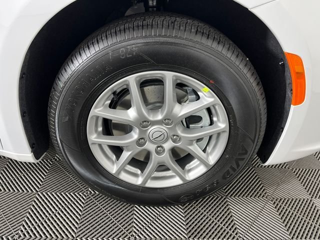 New 2026 Bright White Clear-Coat Exterior Paint Chrysler Select image 5