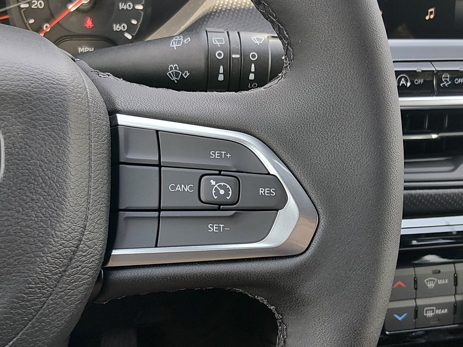 New 2026 Diamond Black Crystal Pearlcoat Jeep Latitude Altitude image 9