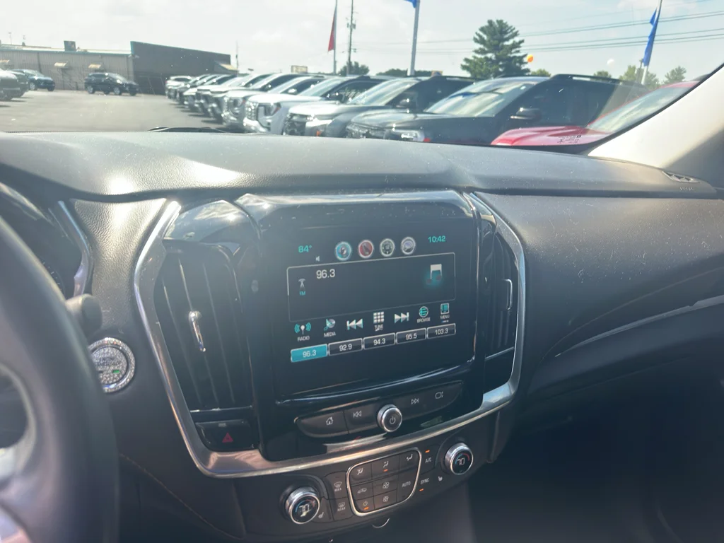 Used 2019 IRIDESCENT PEARL TRICOAT Chevrolet LT Cloth image 10