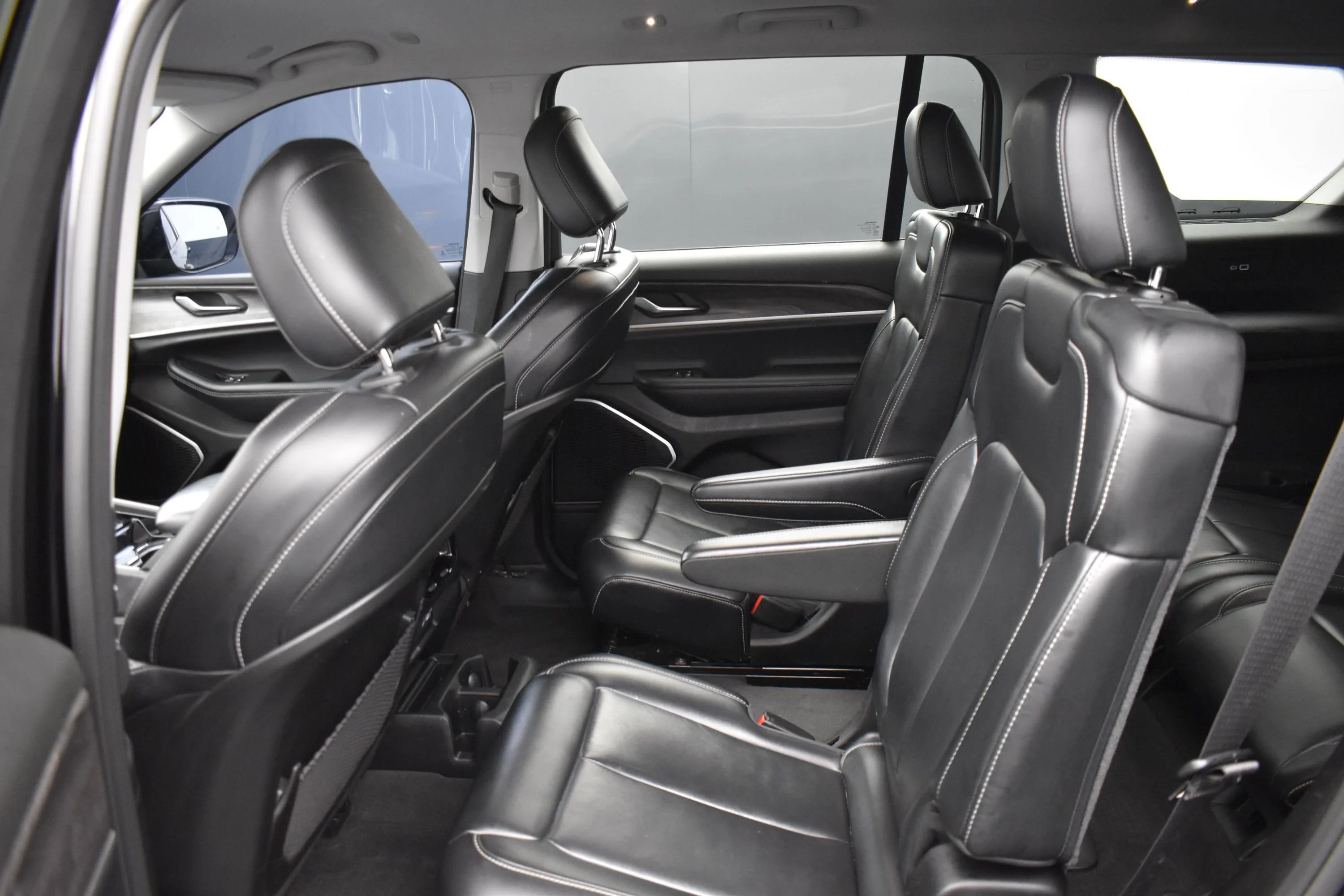 Used 2021 Diamond Black Crystal Pearlcoat Jeep Limited image 9