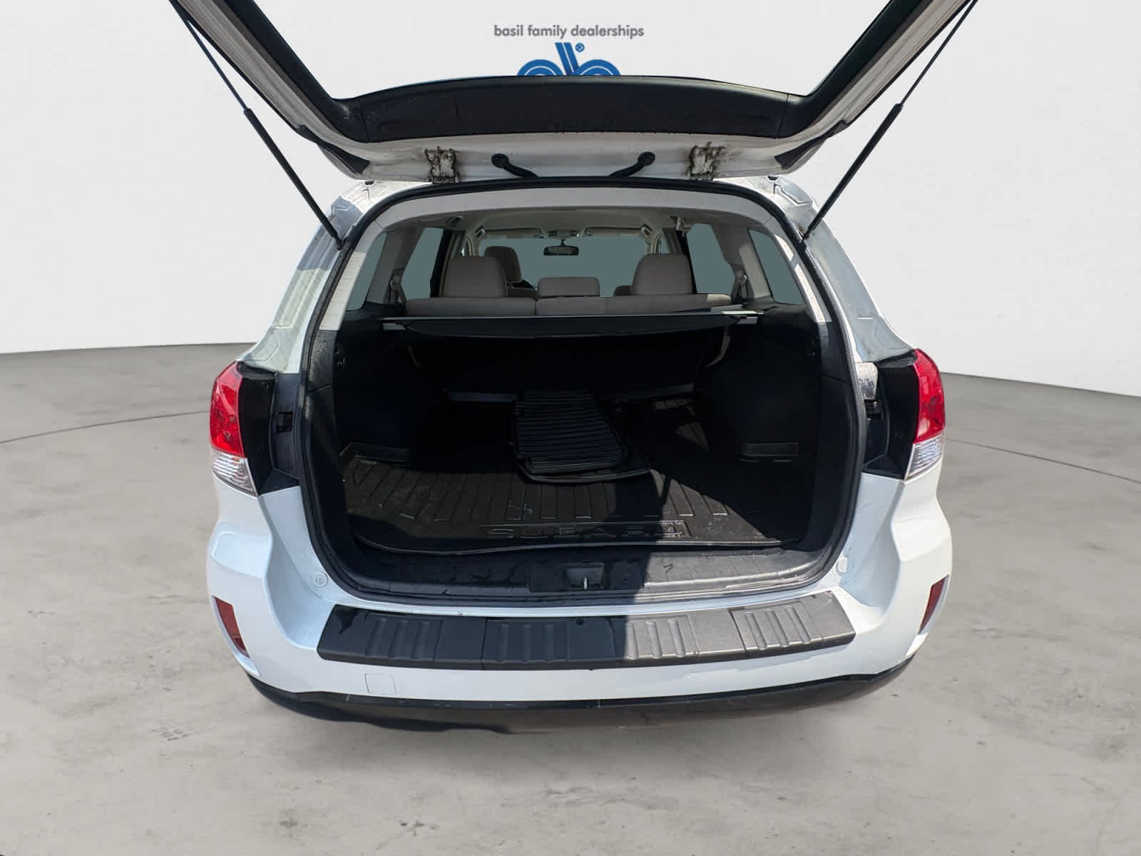 Used 2013 Satin White Pearl Subaru 2.5i Premium image 21