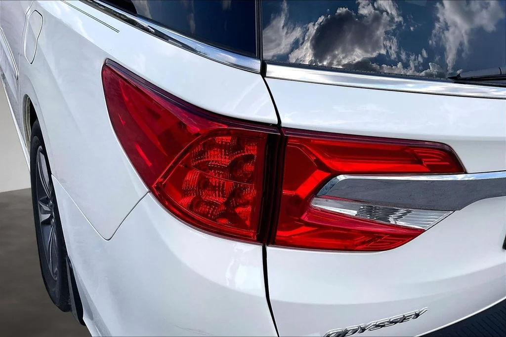 Used 2019 White Honda Touring image 23