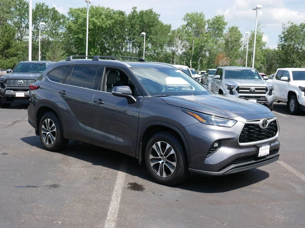 Used 2022 Toyota Highlander XLE with VIN 5TDGZRBH7NS574580 for sale in Minneapolis, Minnesota