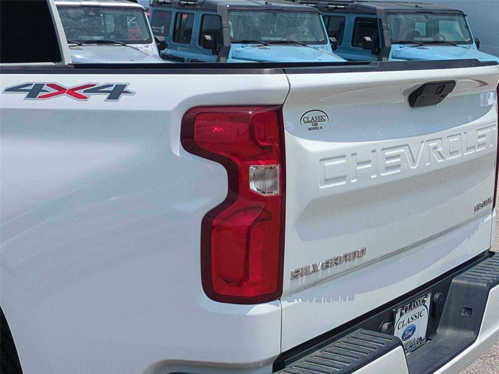 Used 2022 Summit White Chevrolet Custom image 12