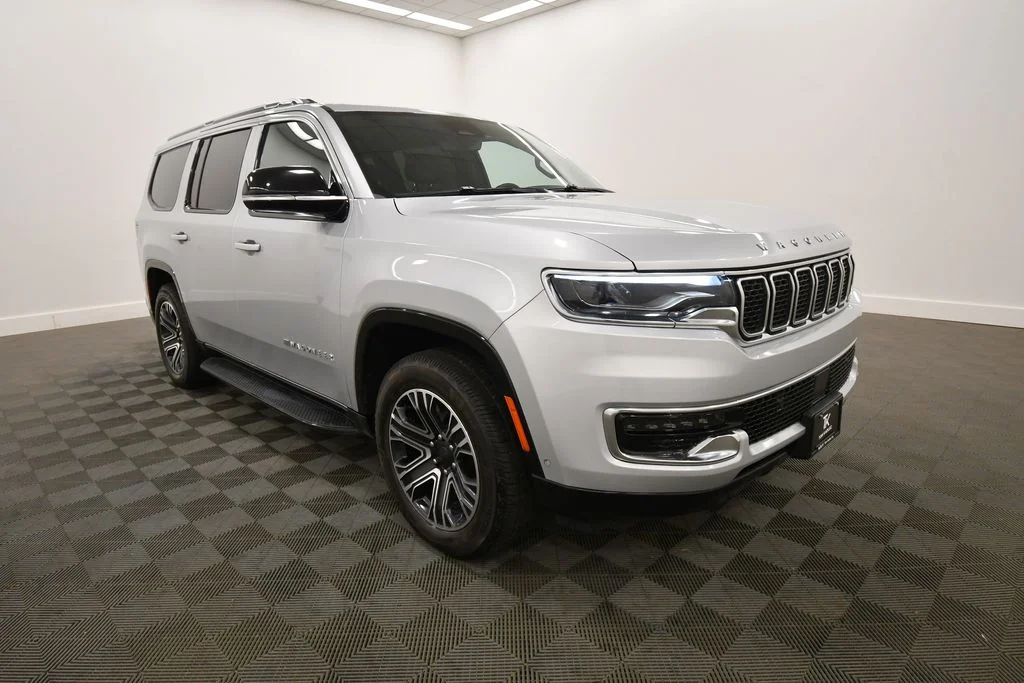 Used 2024 Silver Jeep Base image 10