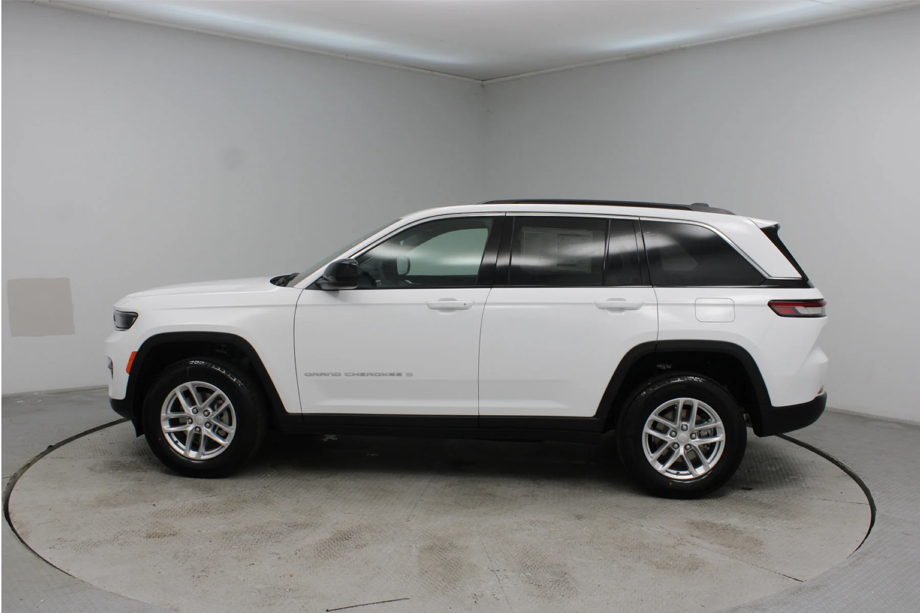 New 2025 Bright White Clear-Coat Exterior Paint Jeep Laredo  x 4x2 image 23