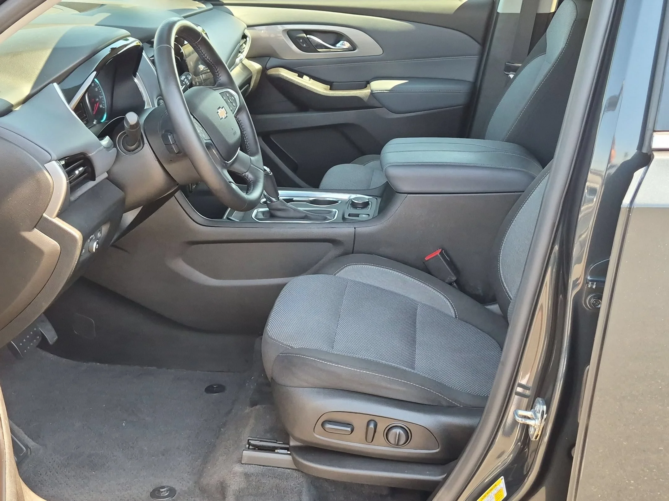 Used 2019 Graphite Metallic Chevrolet LT Cloth image 17