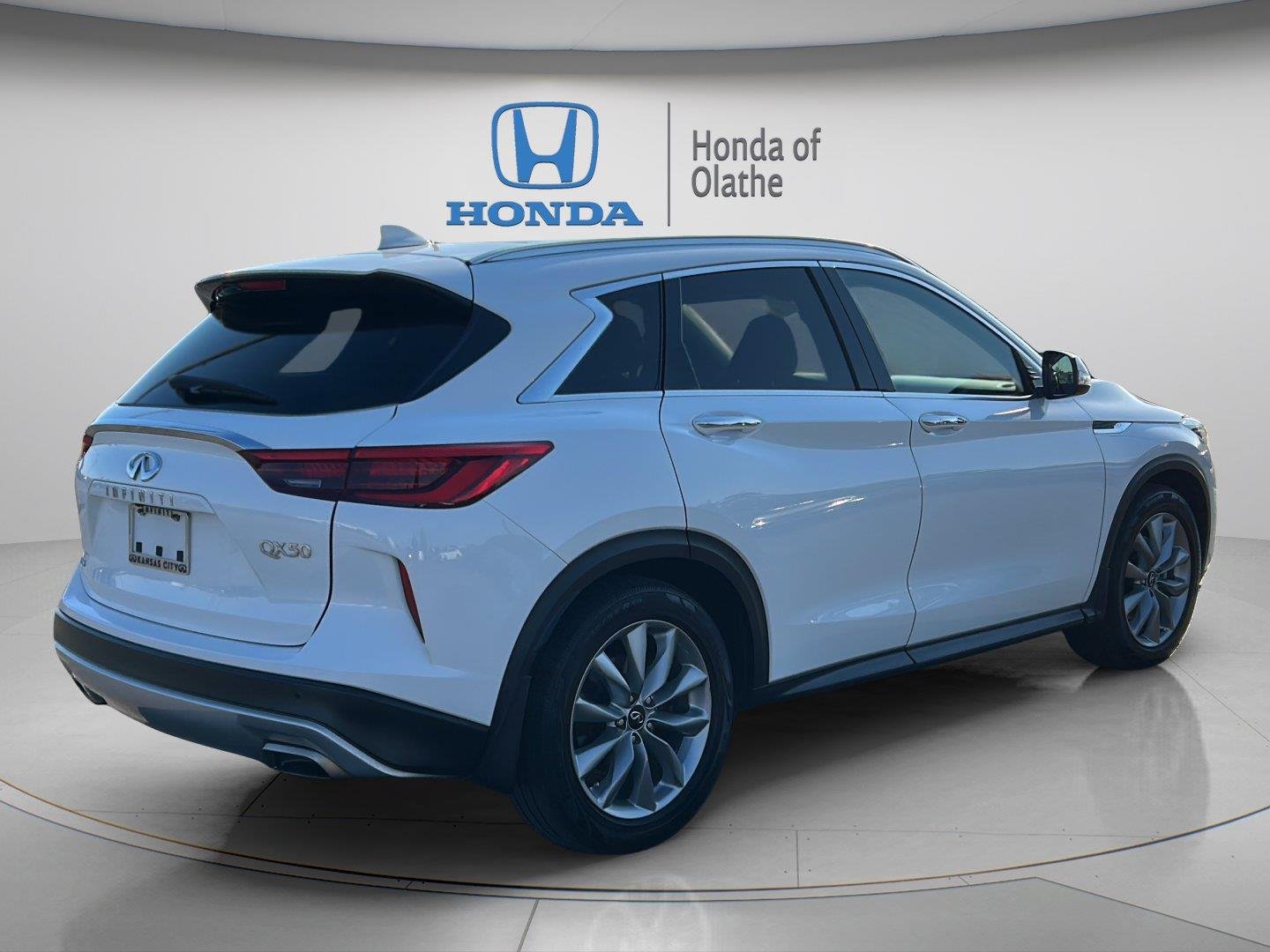 Used 2021  INFINITI LUXE image 3