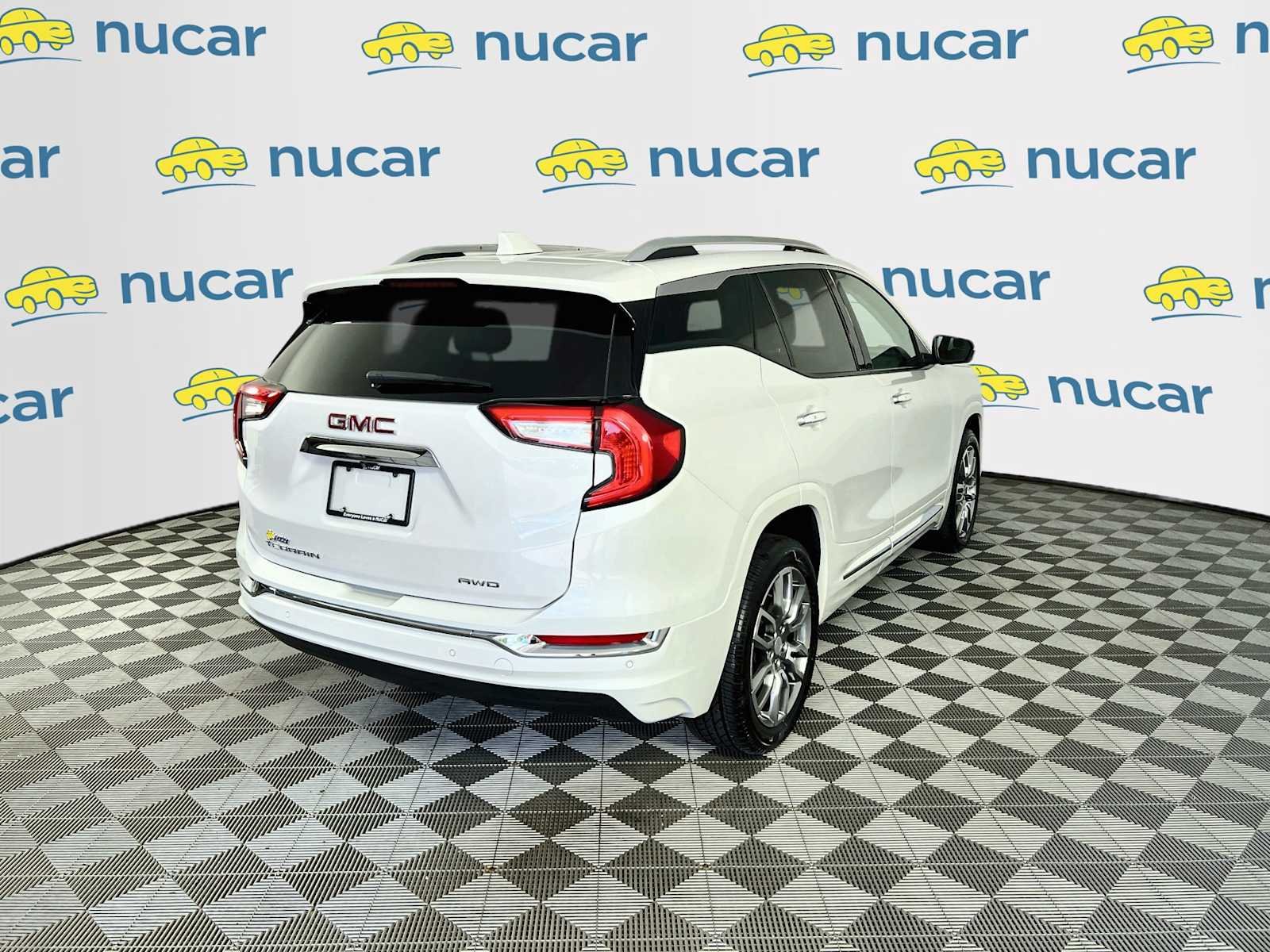 Used 2022 White Frost Tricoat GMC Denali image 7