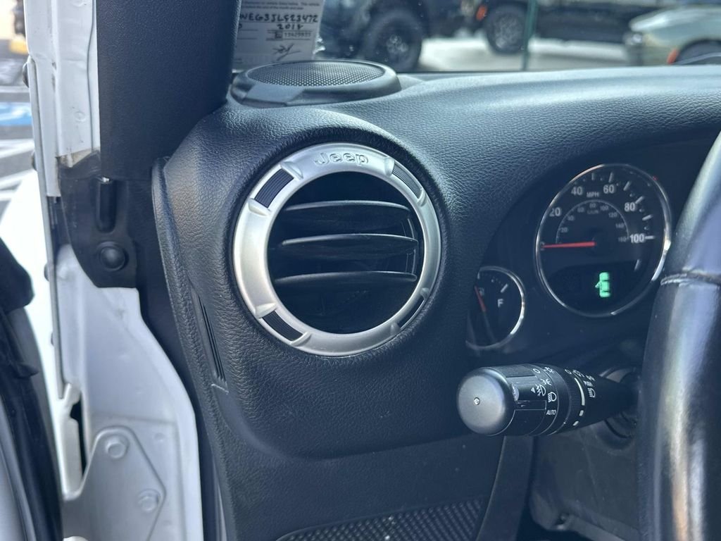 Used 2018 White Jeep Unlimited Sahara image 27