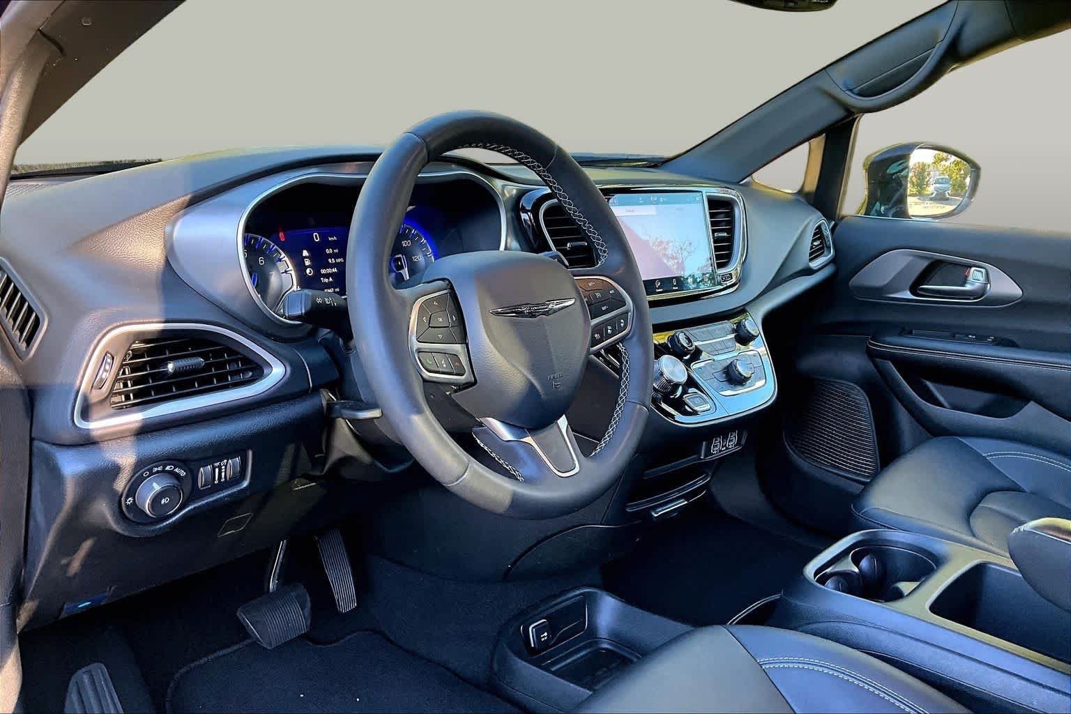Used 2025 Fathom Blue Pearlcoat Chrysler Select image 17