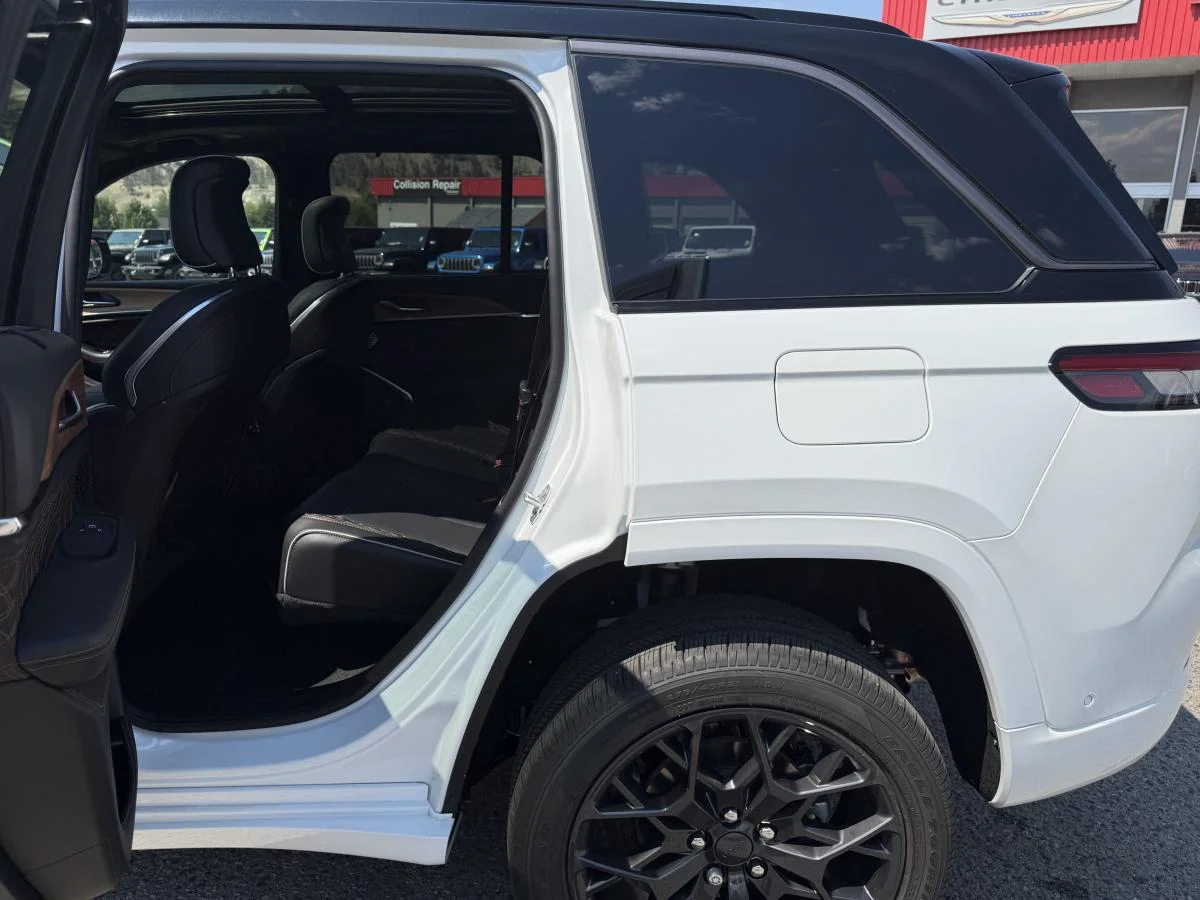 New 2026 White Jeep Summit image 19