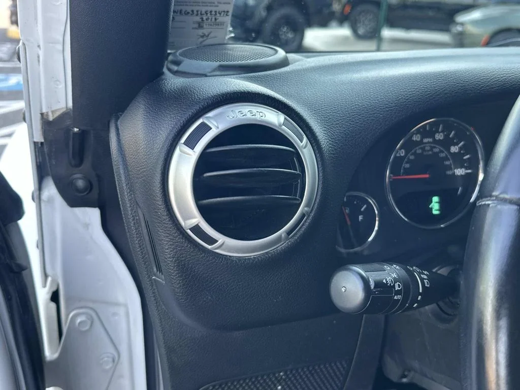 Used 2018 White Jeep Unlimited Sahara image 27