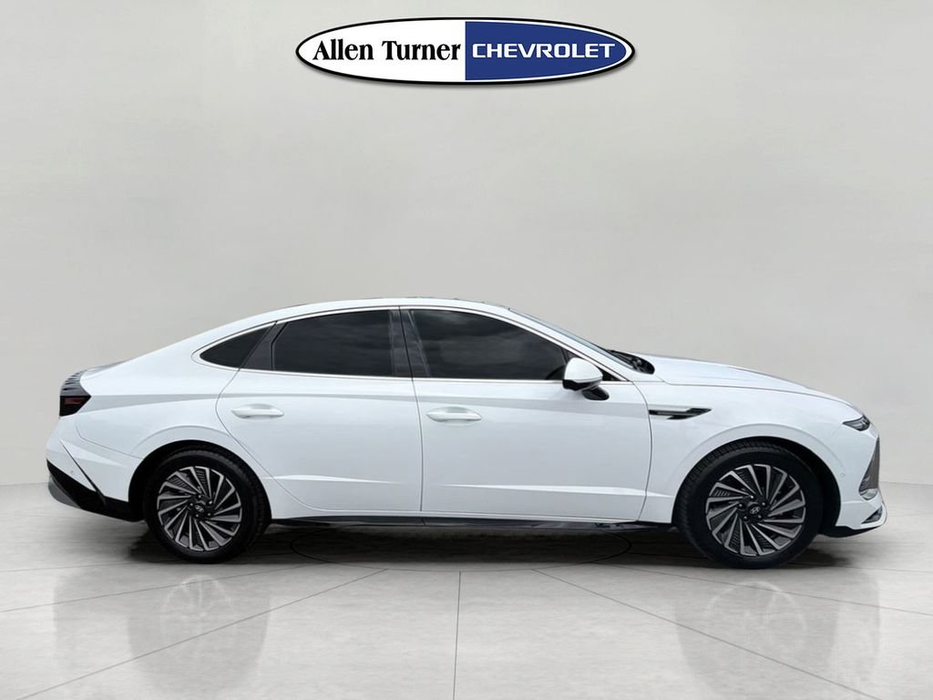 Used 2025 White Hyundai Limited image 3