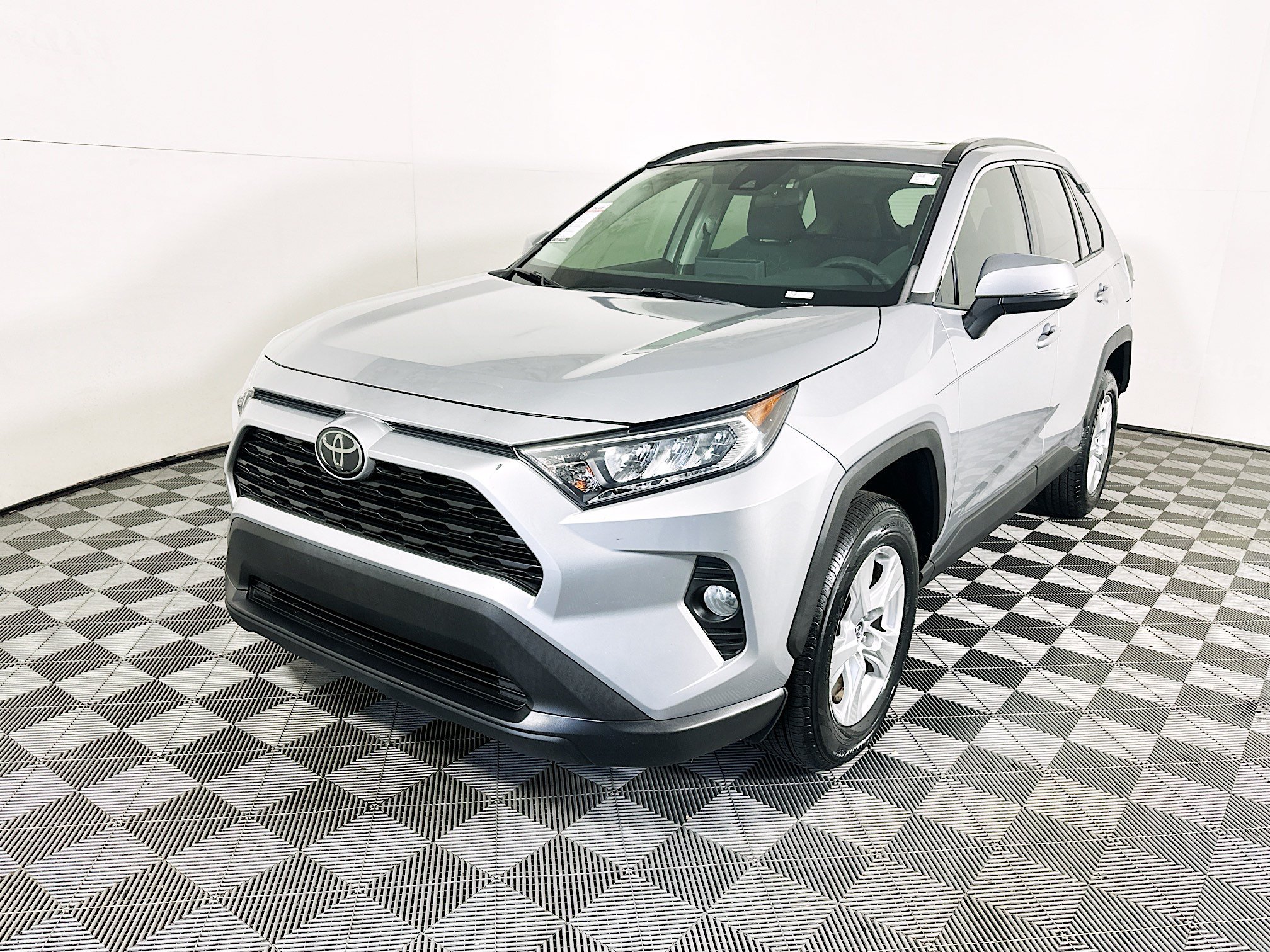 Used 2020 Silver Sky Metallic Toyota XLE image 7