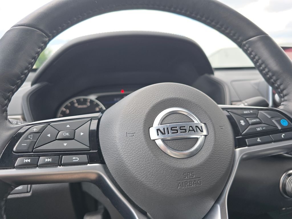 Used 2020 White Nissan 2.5 Platinum image 24