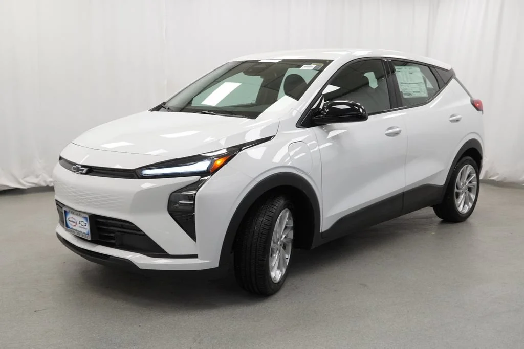 New 2027 Summit White Chevrolet LT image 4