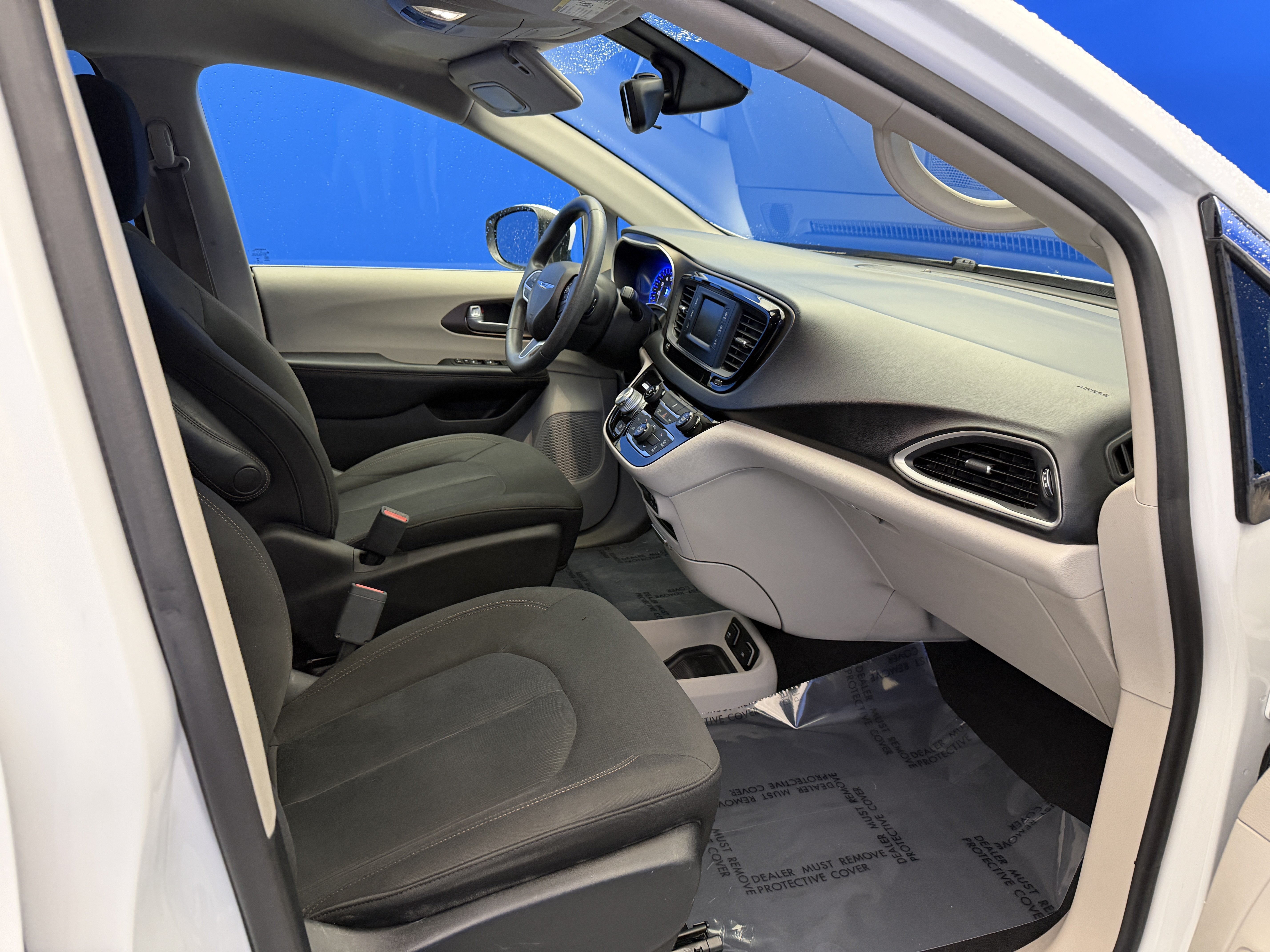 Used 2017 Bright White Clearcoat Chrysler Touring image 26