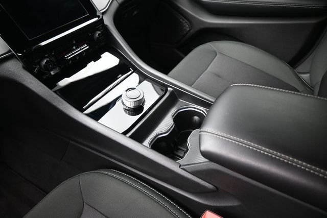 Used 2025 White/off-white Jeep Laredo image 9