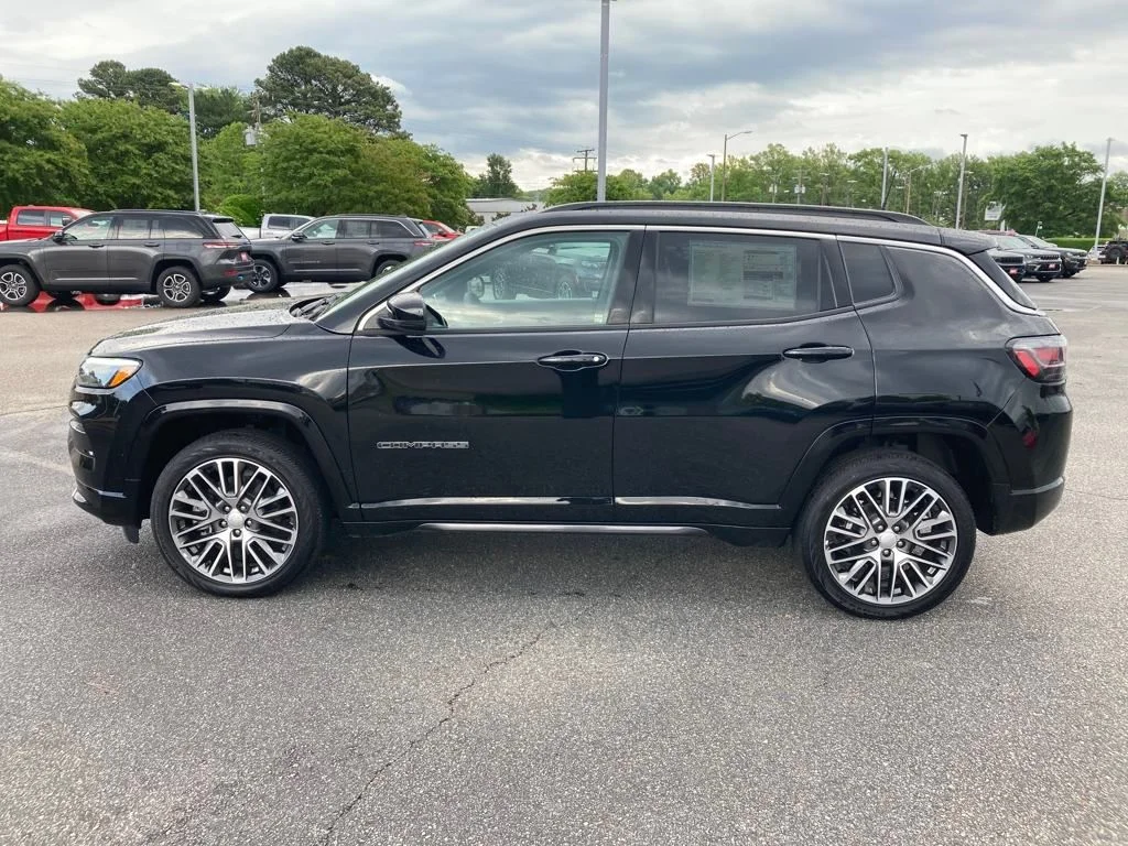 New 2024 Diamond Black Crystal Pearl-Coat Exterior Paint Jeep Limited image 2