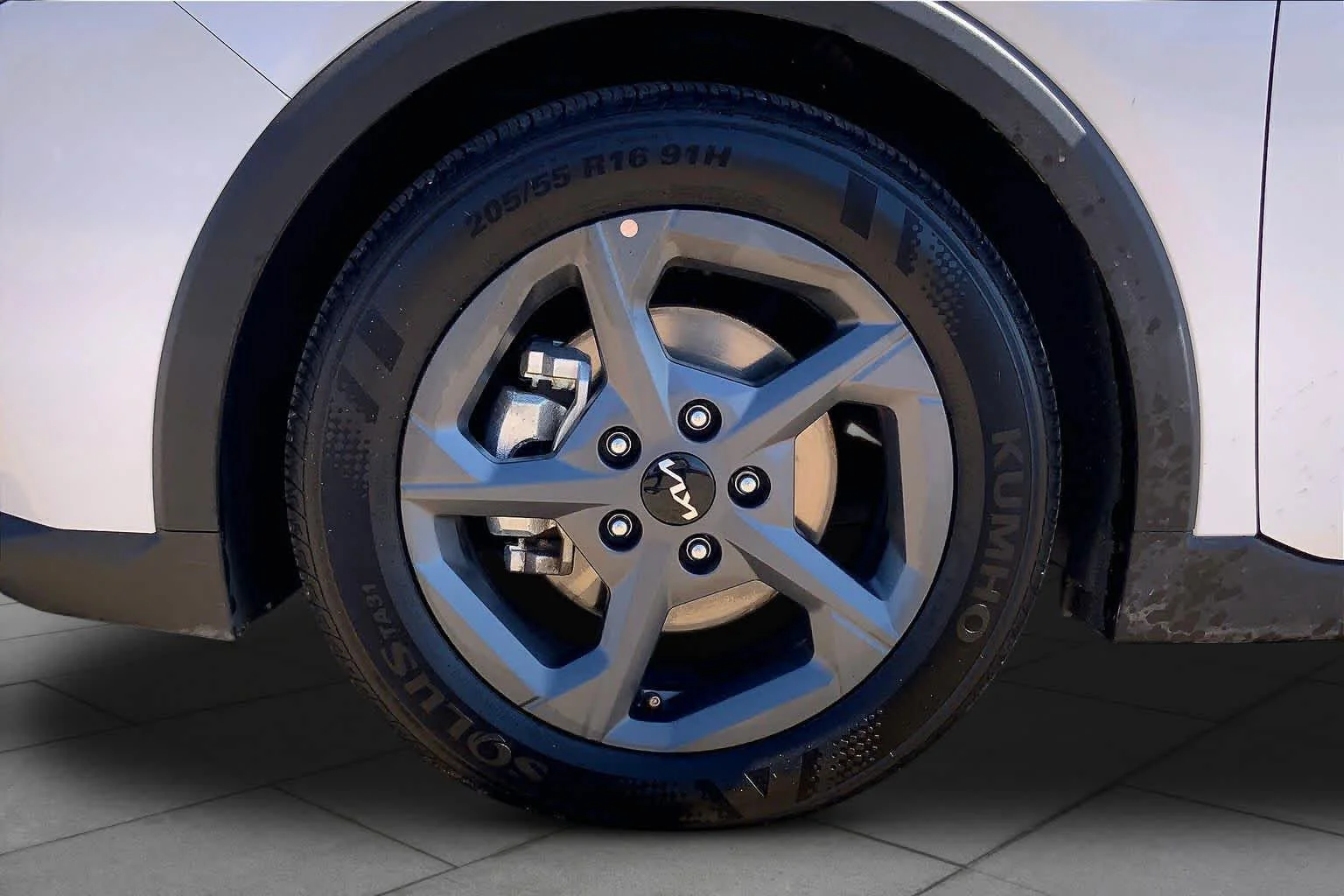 Used 2025 Snow White Pearl Kia LXS image 11