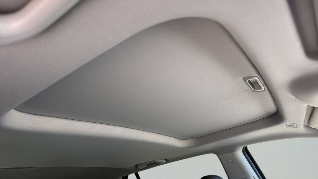 Used 2010 Harbor Gray Metallic Hyundai Limited image 13