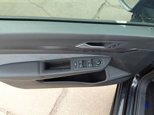 Used 2025  Volkswagen 2.0T image 22