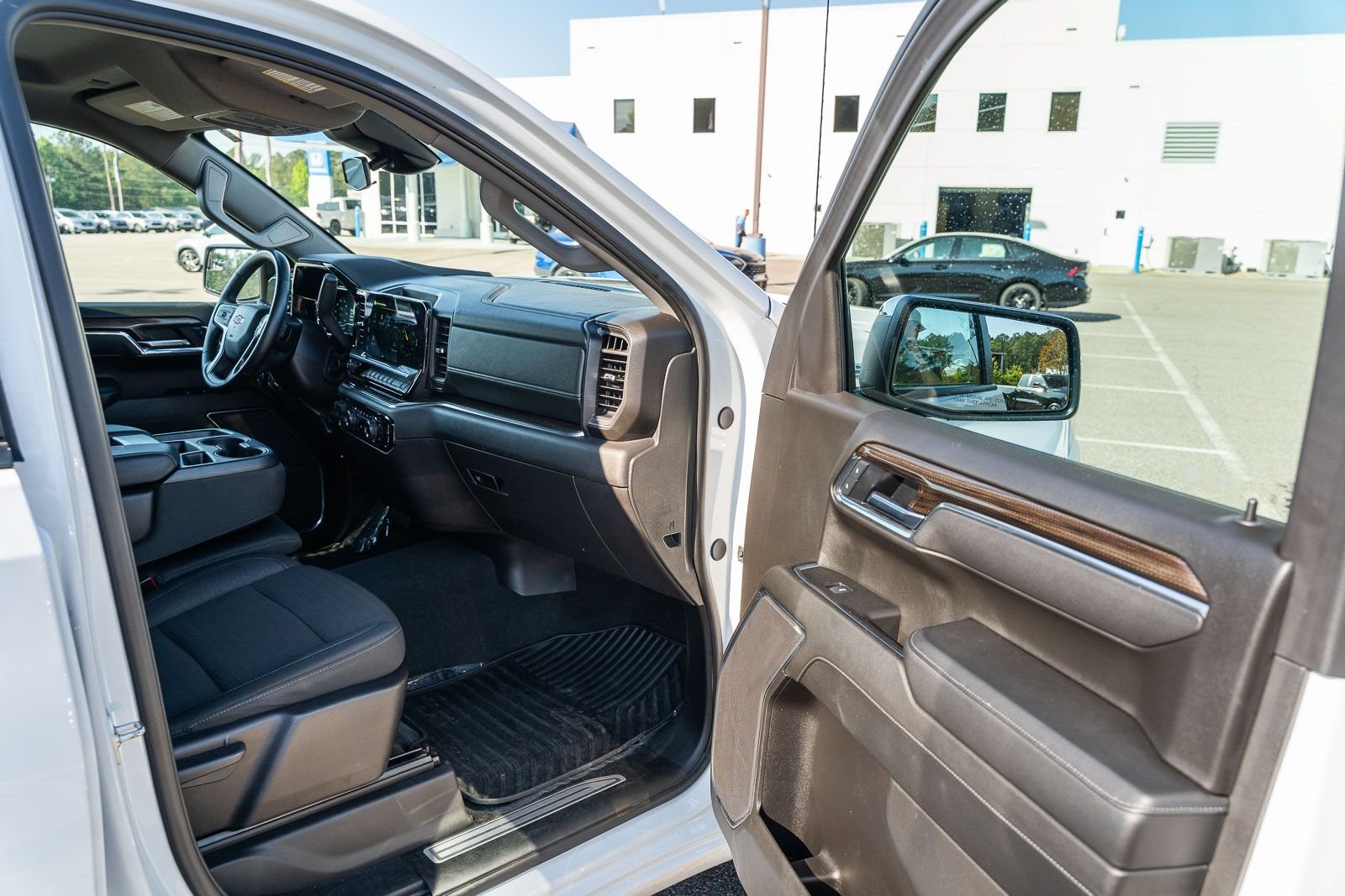 Used 2025 White Chevrolet LT image 11