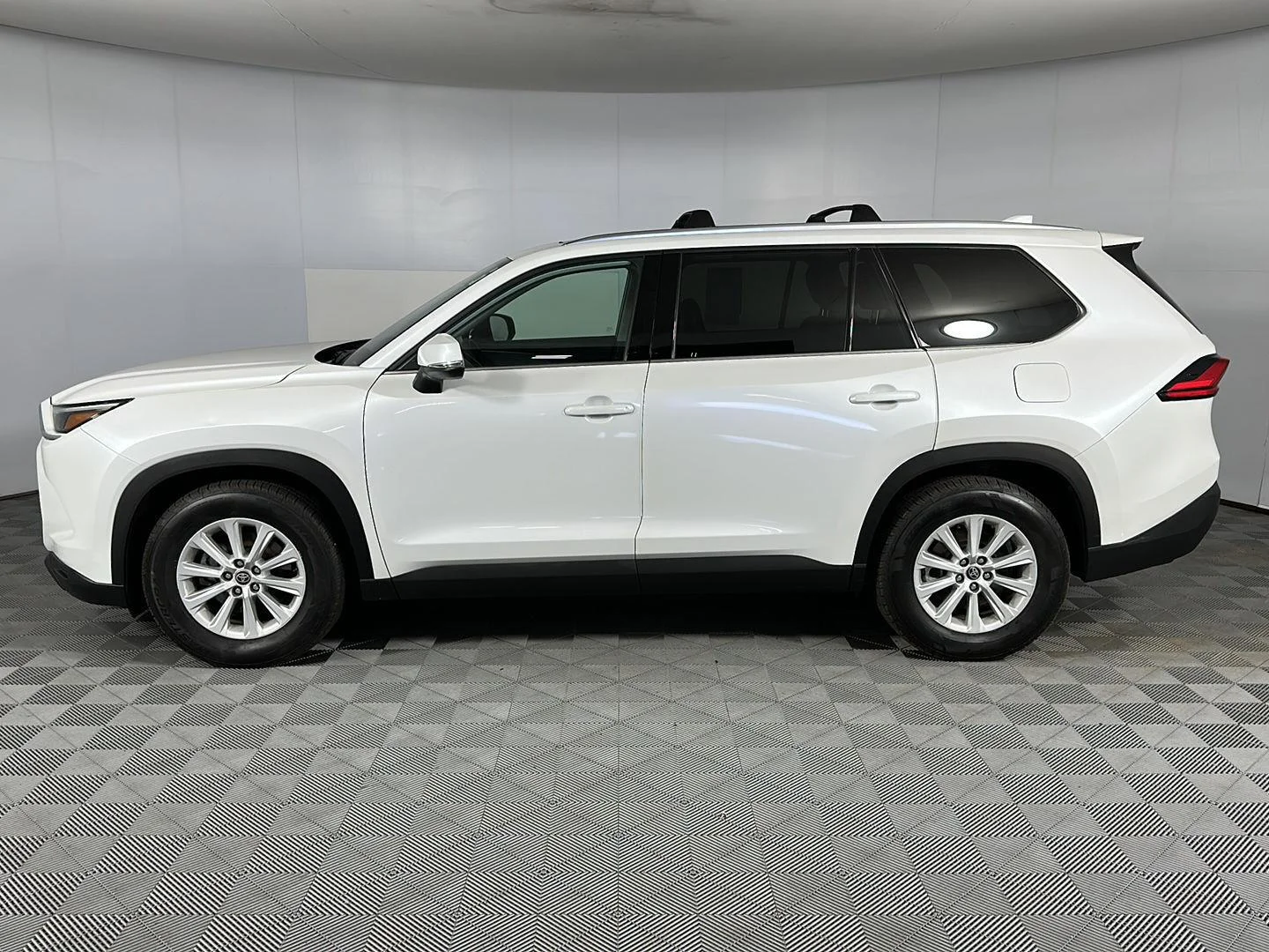 Used 2024 Wind Chill Pearl Toyota XLE image 4