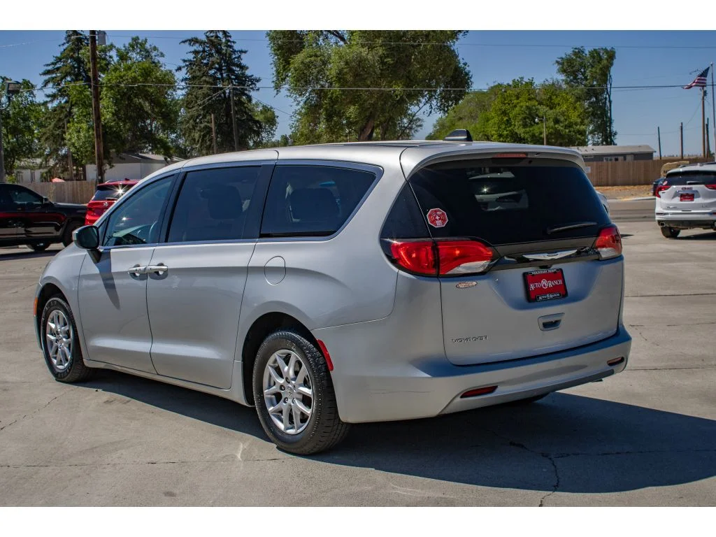 Used 2023 Silver Mist Clearcoat Chrysler LX image 6