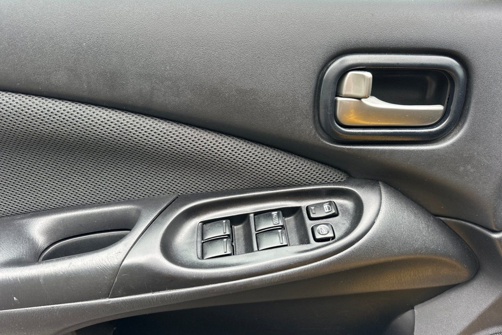 Used 2006 Yellow Nissan SE-R image 11