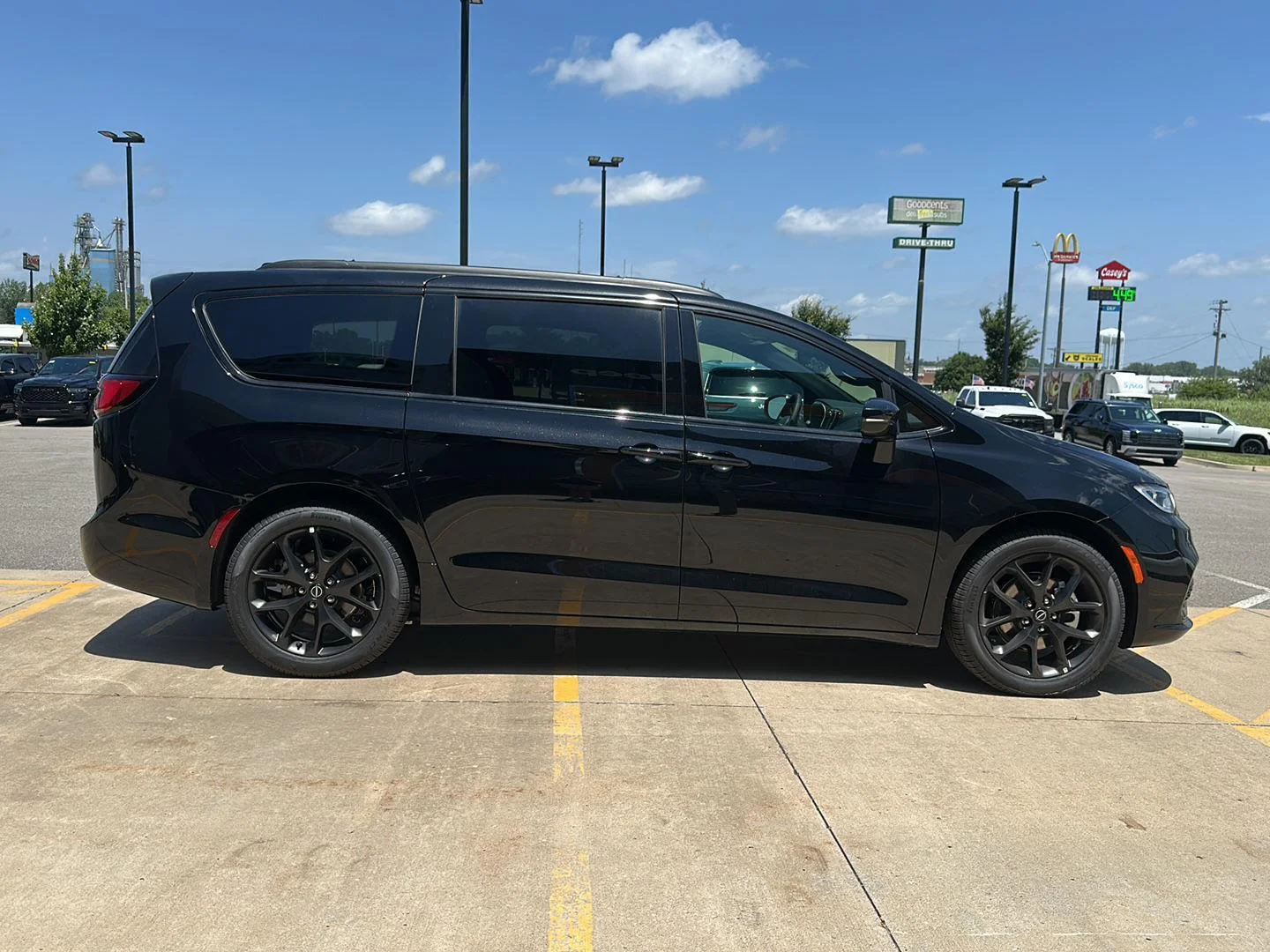 New 2026 Diamond Black Crystal Pearlcoat Chrysler Select image 4