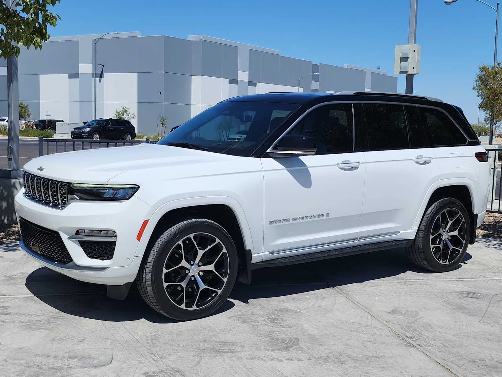 Used 2022 Bright White Clearcoat Jeep Summit Reserve image 4