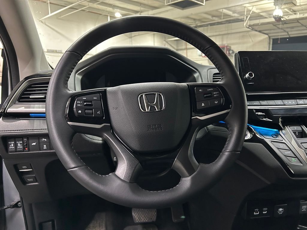 Certified Used 2026 Solar Silver Metallic Honda Touring image 15