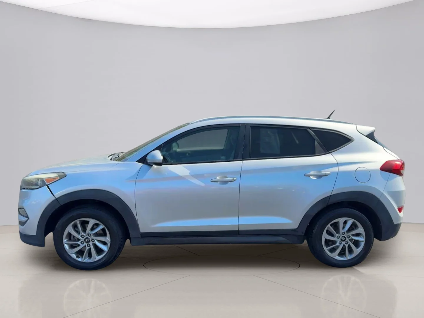 Used 2016 Silver Hyundai SE image 2
