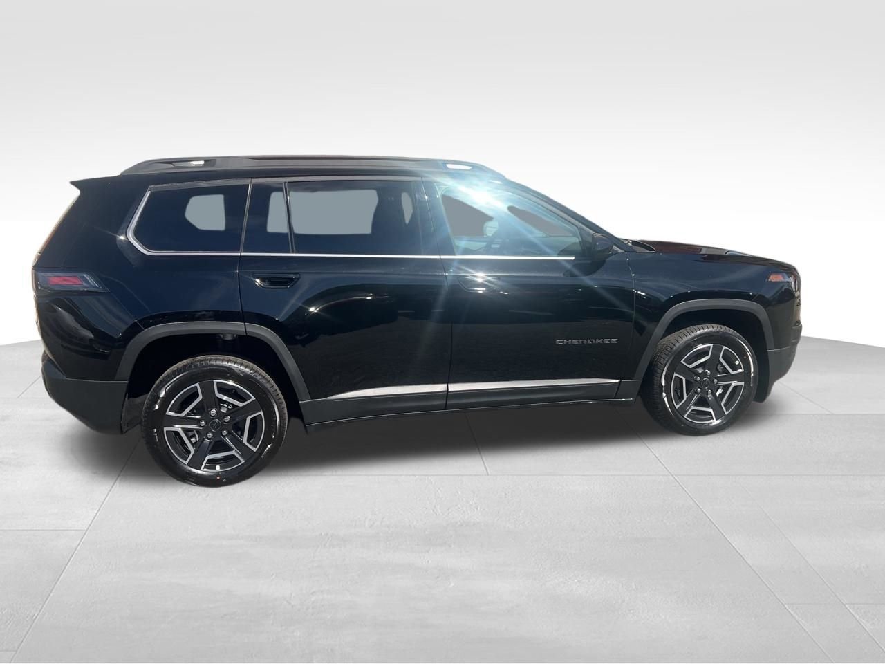 New 2026 Diamond Black Crystal Pearl-Coat Exterior Paint Jeep Laredo image 6