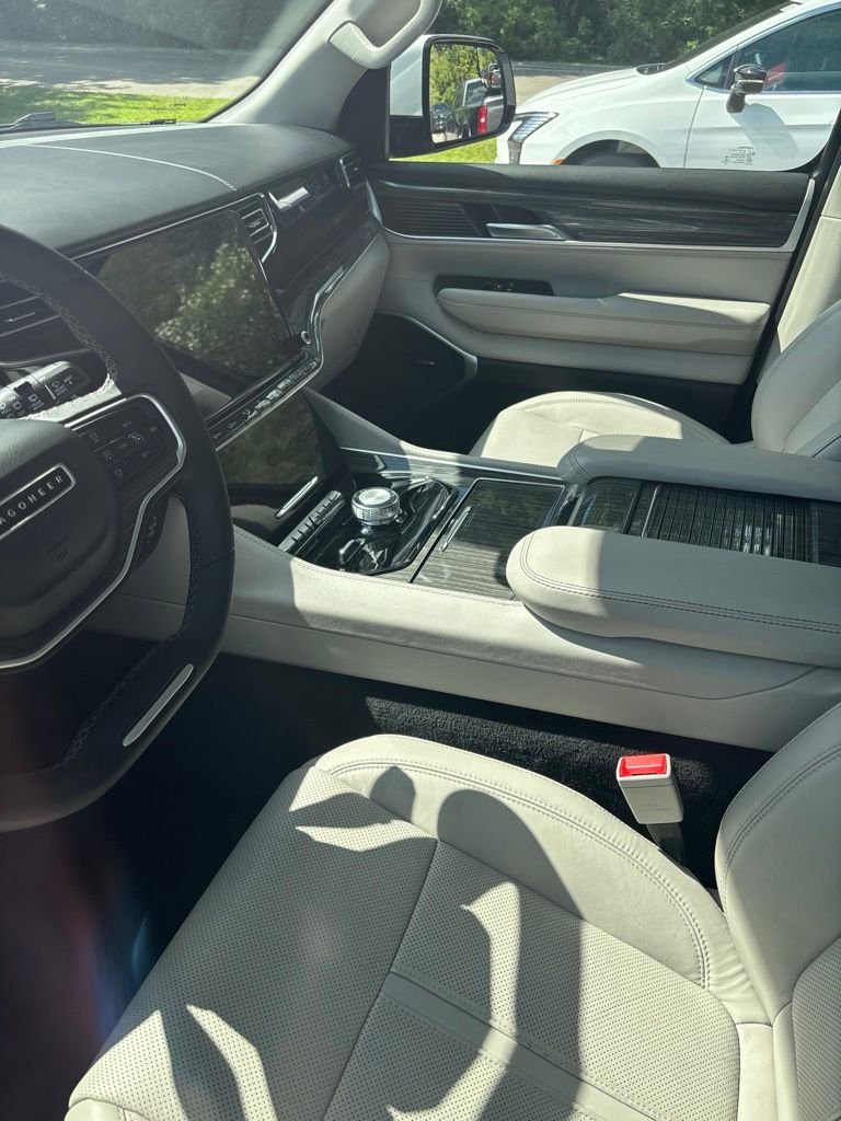 Used 2022 White Jeep Series II image 4