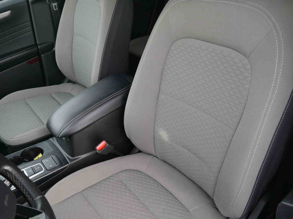 Used 2022 Red Ford SE image 23