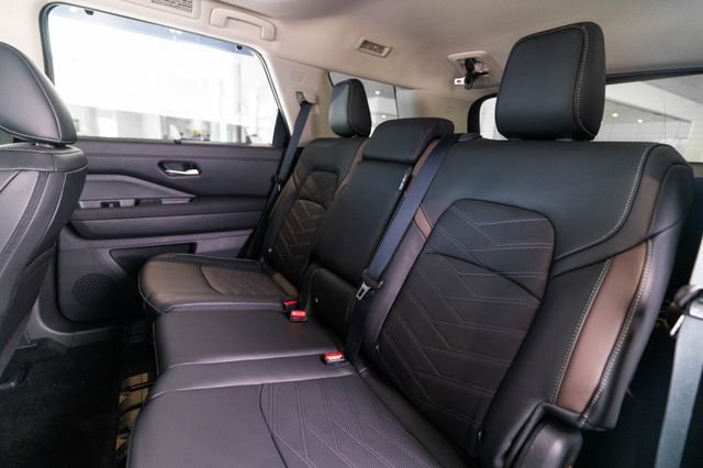 Used 2025 Silver Nissan Platinum image 33