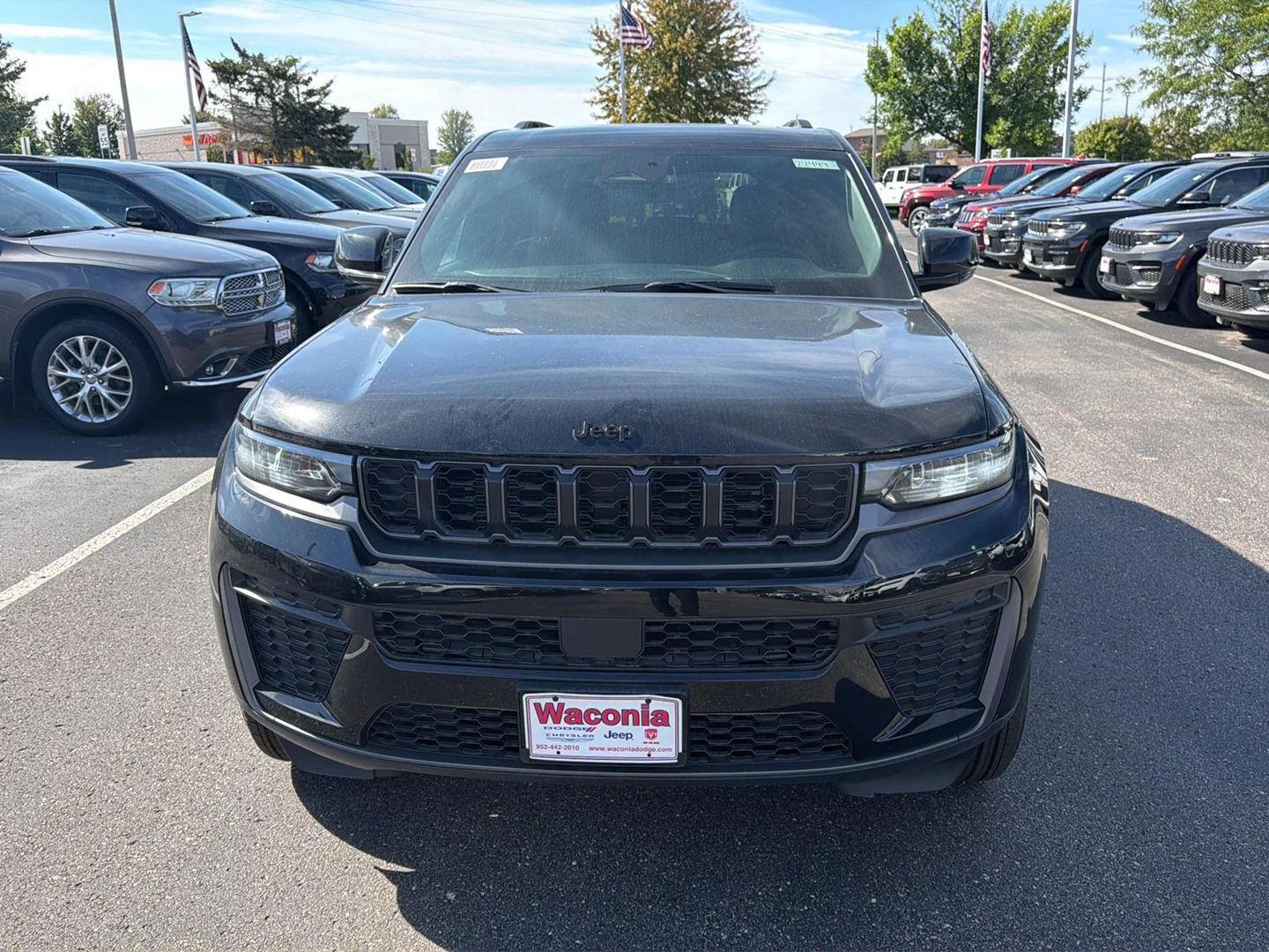 New 2026 Diamond Black Crystal Pearl-Coat Exterior Paint Jeep Laredo Altitude image 3