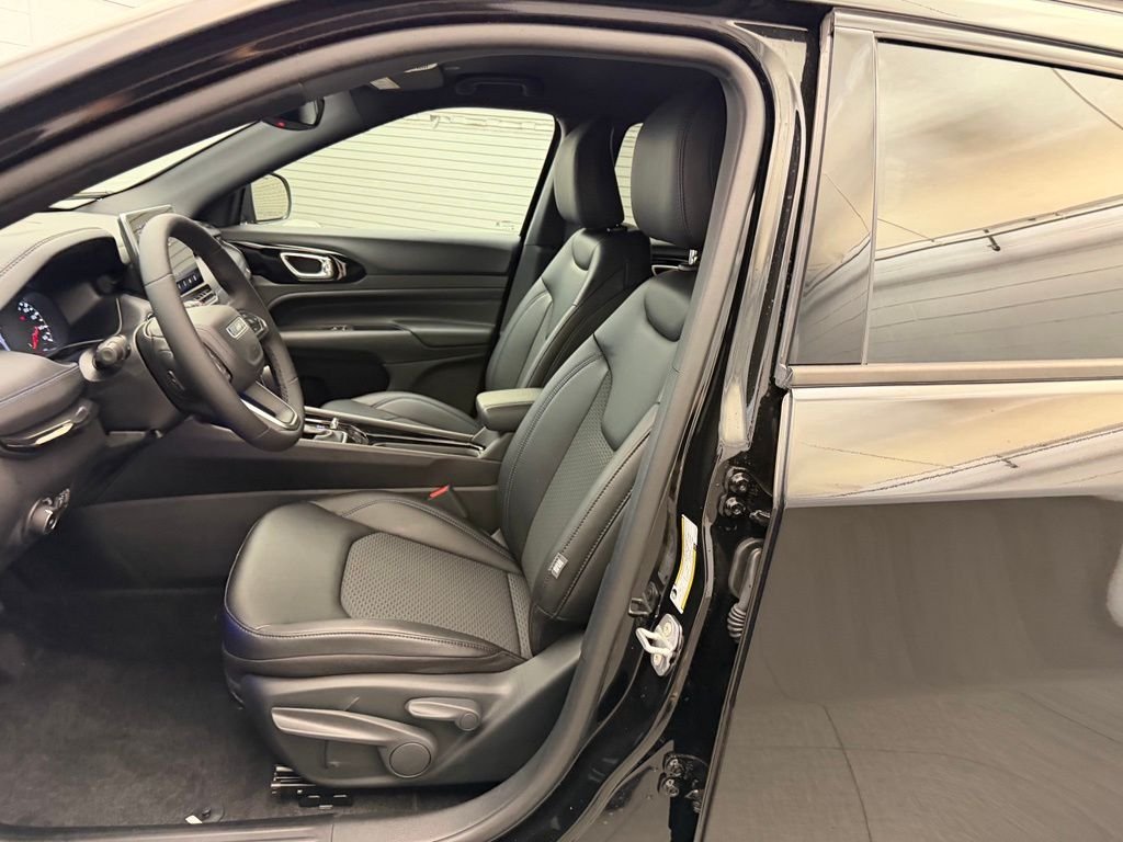 New 2026 Diamond Black Crystal Pearlcoat Jeep Latitude image 14