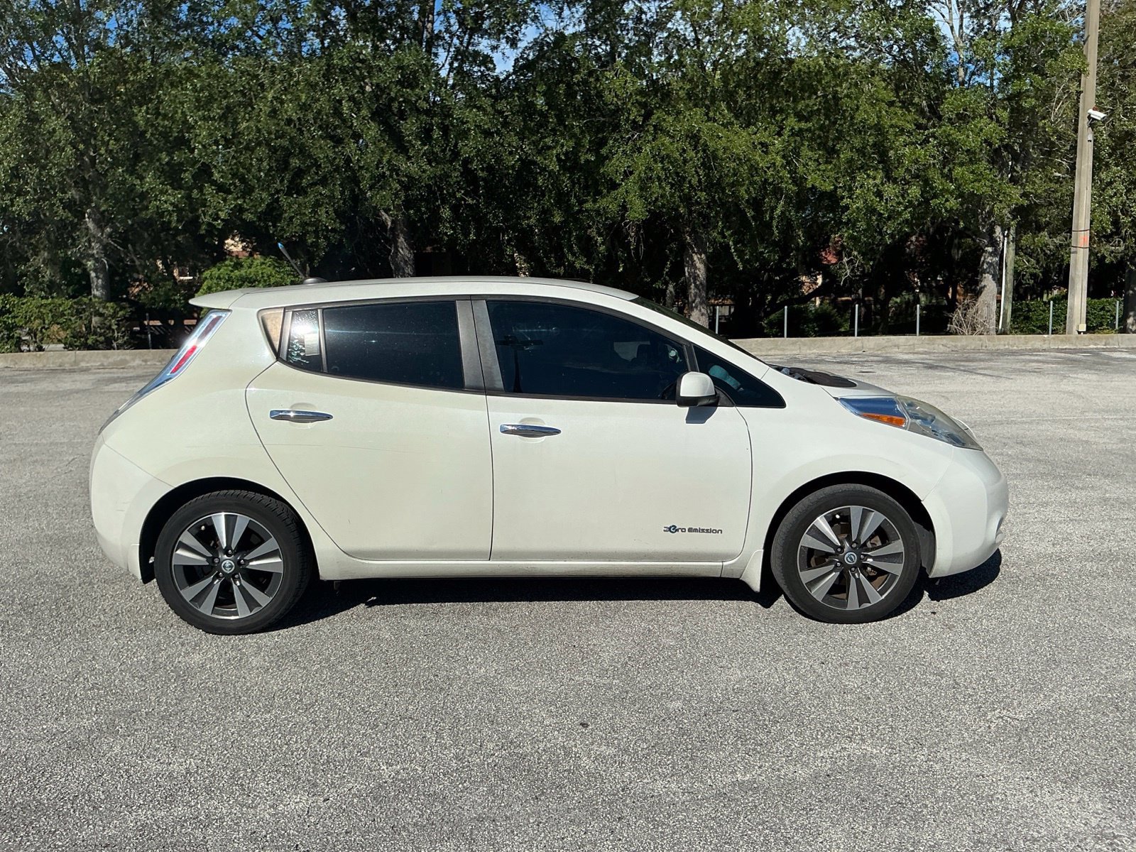 Used 2013 White Nissan SL image 10