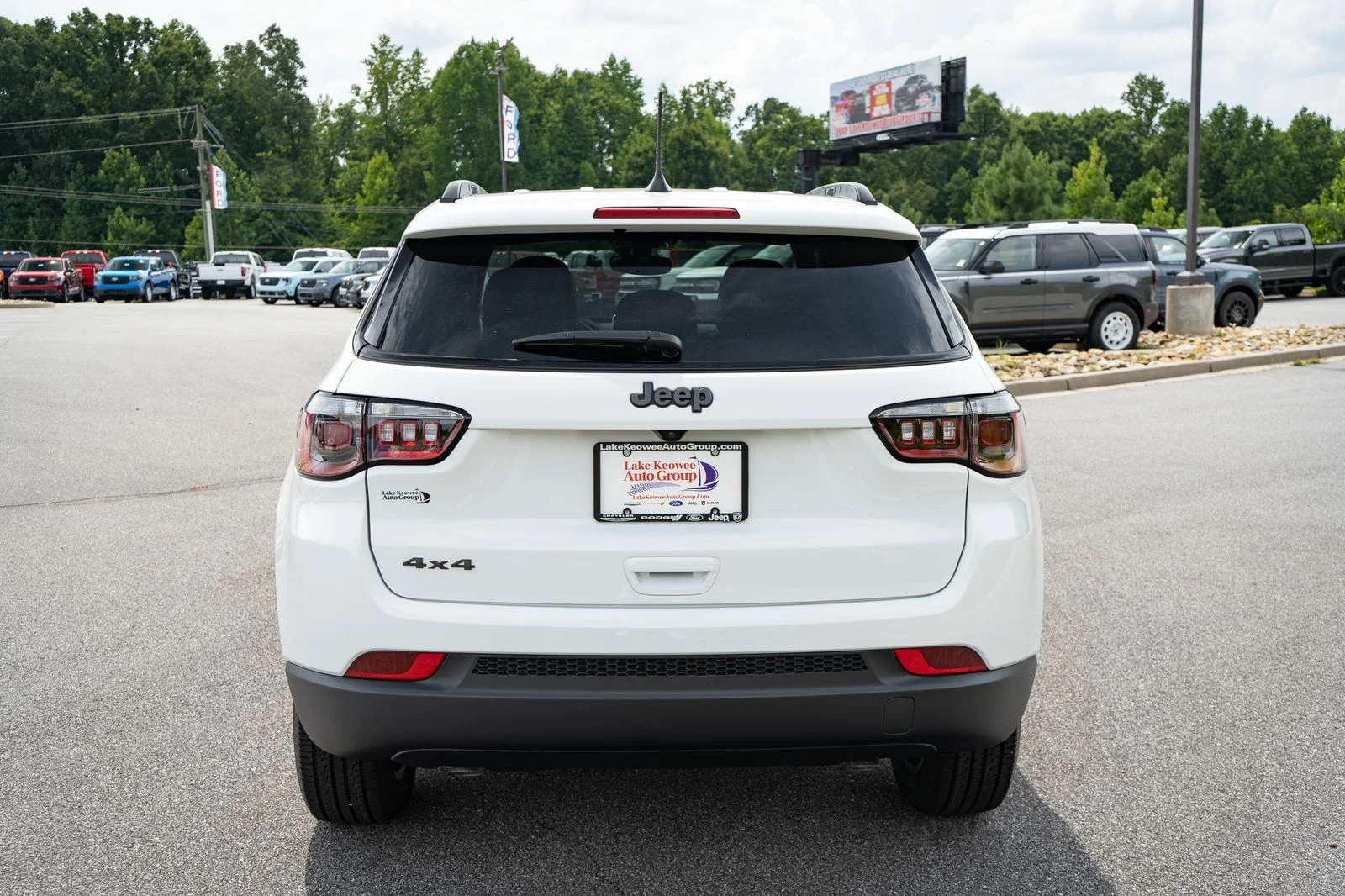 New 2026 Bright White Clear-Coat Exterior Paint Jeep Latitude image 8