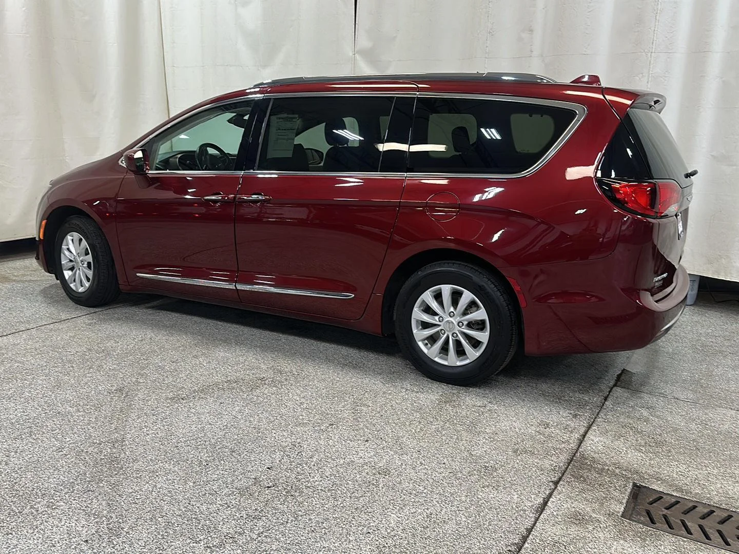 Used 2019 Velvet Red Pearlcoat Chrysler Touring L image 3