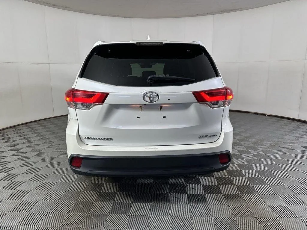 Used 2017 Blizzard Pearl Toyota XLE image 10