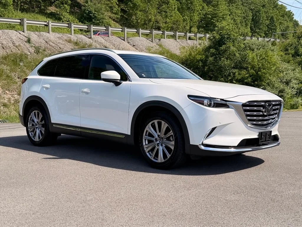 Used 2023 White Mazda Signature image 18